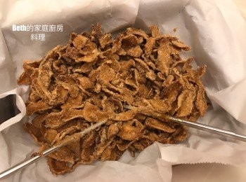 step6: 用漏勺將薑片瀝乾放在鋪好烘培紙的盤子裡，用筷子撥炒薑片至糖反砂、放涼（剛盛出來的薑片表面是潮濕的狀態，忘了拍照）