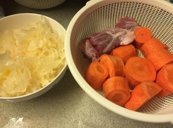 step2: 蘿蔔去皮切件, 其他材料洗淨備用