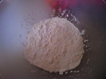 step1: 中筋粉，粟粉（玉米粉），糖粉，打泡粉混合。