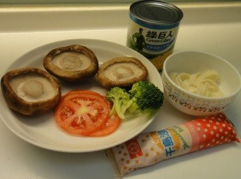 step1: 把寬麵條先燙熟備用