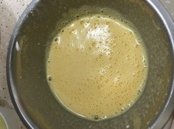 step4: 旦黃加入砂糖，以打旦器打至淺黃色及蓬鬆的樣子