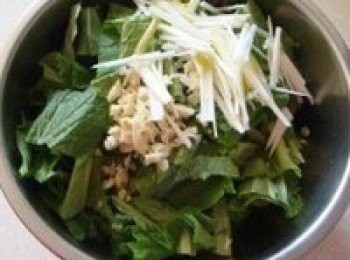 step3: 將小白菜切成段放在黃瓜上，再放上蔥絲和蒜末