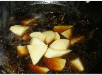 step5: 5鍋中註入2碗清水，加入八角，桂皮和香葉，加蓋大火煮沸改小火燉煮50分鐘這樣。然後倒入土豆塊和胡蘿蔔，與牛肉一同攪勻，加蓋以小火再燉25分鐘。