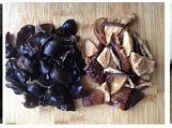 step1: 肥瘦肉切厚片，香菇木耳泡發洗淨撕小朵，胡蘿蔔、洋蔥和尖椒切小塊，蒜苔切段