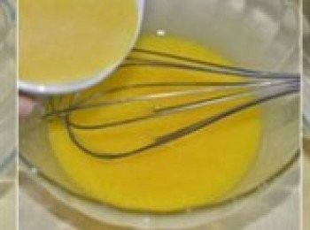 step2: 蛋黃加入細砂糖攪打至糖融化。加入色拉油攪拌均勻後再加入鮮榨橙汁攪拌均勻。加入過篩二次後的低筋麵粉，少量多次地加入更容易攪拌均勻。