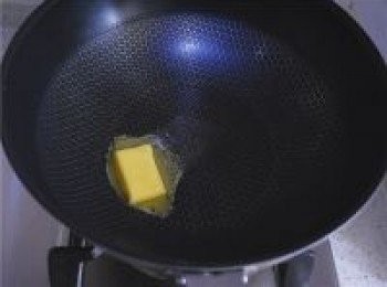 step6: 中小火加熱平底炒鍋，放入黃油。