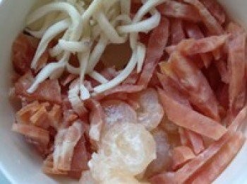 step1: 把大部份<span class="group_1">食材</span>切絲（除了蝦仁）