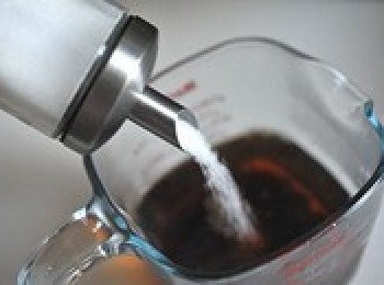step4: 在茶湯中加入白砂糖，可以用攪拌棒微微輔助攪拌，幫助茶葉出味