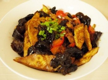 step8: 放入蛋餅，炒勻，出鍋，撒點蔥花即可