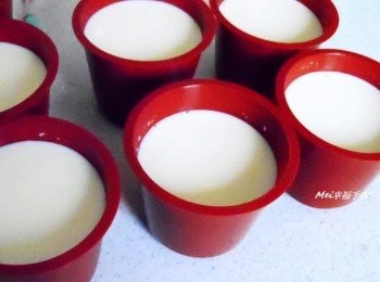 step2: 先將吉利T粉與細砂糖攪拌均勻，再倒入牛奶和動物性鮮奶油，加熱攪拌使全部材料充分溶解，攪拌至冒小泡泡但未沸騰的狀態即可熄火，再趁熱分裝於模型，放涼後即可放入冰箱