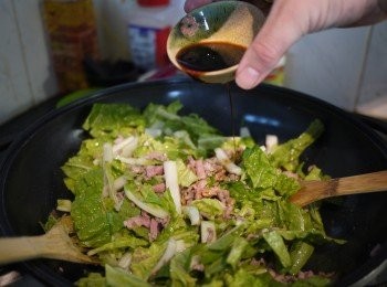 step3: 加入白菜與醬油拌炒。