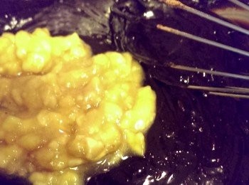 step6: 加入步驟2的香蕉細丁，以打蛋器攪拌均勻