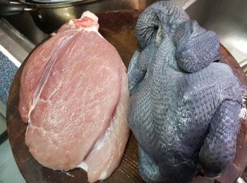 step1: 烏雞同<a href="https://bit.ly/3ANJVUp" target="_blank" data-keyword="豬展" class="guide-link"><strong>豬展</strong></a> <span style="display:inline-block;vertical-align:middle;margin-top:-3px;color:initial;border-radius:3px;padding:2px 3px;font-size:12px;line-height:14px;background:#87d300;color:#fff;">即買</span> 肉洗淨；烏雞切成兩半，去皮去內臟；<a href="https://bit.ly/3ANJVUp" target="_blank" data-keyword="豬展" class="guide-link"><strong>豬展</strong></a> <span style="display:inline-block;vertical-align:middle;margin-top:-3px;color:initial;border-radius:3px;padding:2px 3px;font-size:12px;line-height:14px;background:#87d300;color:#fff;">即買</span> 肉切塊