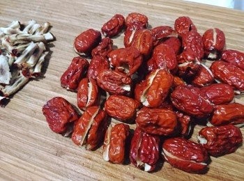 step1: 1.紅棗洗淨去核，水+紅棗+蜜棗放入電飯煲煮至可輕易督爛的狀態，再保溫狀態焗半小時。