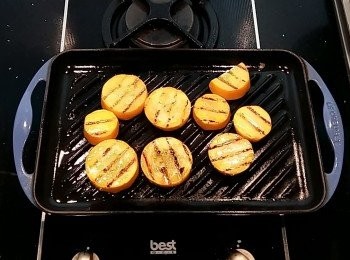 step3: 將夏南瓜切成1cm厚,下鍋香煎至半熟。起鍋備用。