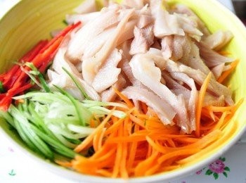 step1: 將鹽水雞冠切成薄片，其他<span class="group_1">食材</span>切成細絲