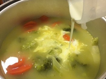 step3: 最後倒入鮮奶油，外鍋再加入半杯水繼續蒸。