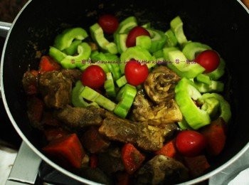 step5: 再開慢火, 放入凉瓜, 車厘茄, 青檸(揸汁), 黄糖拌混上蓋煮10分鐘
完成