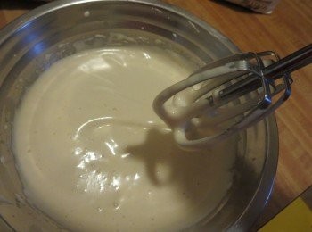 step2: 鸡蛋磕入盆中，加入所有的细砂糖，用电动打蛋器搅打。打蛋器先慢速，再快速搅打至蛋液变成乳白色后涨大，一直打发至捞起后低落的蛋糊呈线条状，滴落时表面不会立即消失。然后再用慢速搅打1分钟。