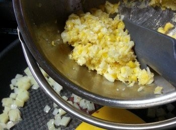 step9: 將少部份粟米加入炒勻