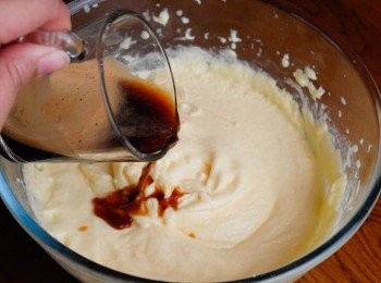 step2: 然後下雞蛋拌勻（每次下一隻），再下咖啡