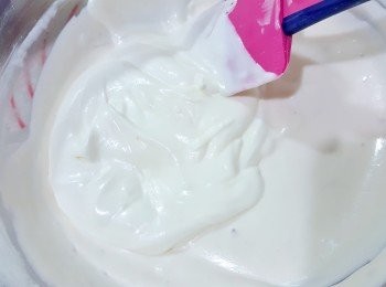 step8: 再將已打發好的鮮奶油倒入，已攪拌好的奶油乳酪中混合拌勻。