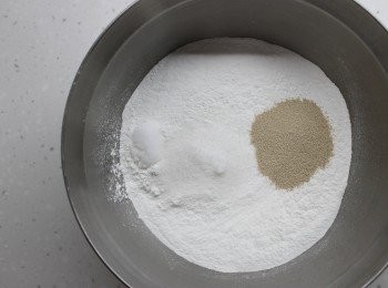 step1: 把高筋麵粉及糯米粉過篩，拌入糖, 速發酵母及鹽

(速發酵母和鹽最好分開放入, 以免鹽抑制酵母生長)