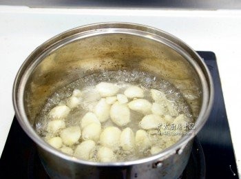step3: 在小煲內放白酒醋，煲滾後放入蒜頭，再放少少鹽，用中火滾3分鐘，關火，靜置5分鐘，記住全個過程也不用加蓋啊！