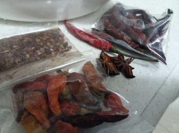 step5: 下雞及醃雞汁料爆炒, 加入其餘配料: 指天椒 (用刀子垂直界開 或 切丁) / 干辣椒 / 花椒 / 八角 / 豆辦醬 / 麻辣醬 / 桂皮 / 香葉