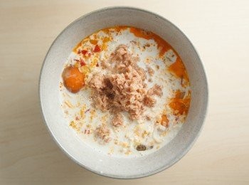 step4: 再來將炒好的蔬菜丁與愛之味珍寶三明治鮪魚、牛奶、雞蛋、鮮奶油、起司絲、黑胡椒粉混合均勻。