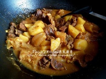 step8: 再加入薯仔及利川咖哩汁拌勻 , 蓋上蓋用慢火繼續炆30分鐘後熄火焗30分鐘