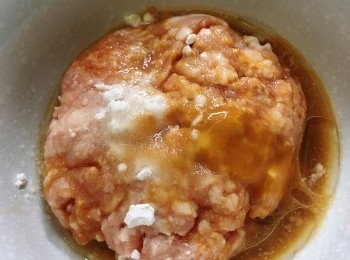 step3: 半肥瘦豬肉👉🏻絞碎後👉🏻下油 生抽 糖 生粉 小許水搞勻👉🏻下梅肉一齊搞勻👉🏻最小醃30分鐘以上