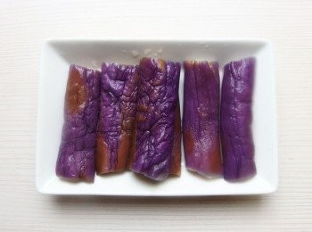 step6: 實驗比一比:這盤是使用一般熱水無添加白醋所汆燙的茄子,下鍋時水沒有沸騰的狀態,因此讓茄子無法立即做保色(白醋可幫助保色的效果)及加熱的動作,造成色澤不均勻容易變黑。