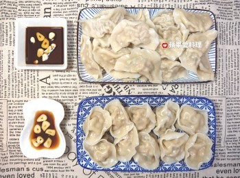 step5: 煮好的水餃，沾蒜片醬油（將蒜頭切片後，倒入醬油）好對味。我喜歡「蒜片+醬油+烏醋」，老公喜歡「蒜片+醬油」，一人一份剛剛好。