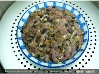 step11: 最後將所有<span class="group_1">食材</span>放入碗盤中，用電鍋蒸煮20分鍾即可。