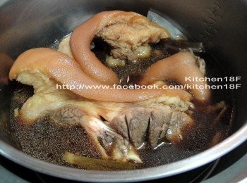 step7: 接著進行第二次燉煮，(外鍋)再倒進 2米杯的熱水量。