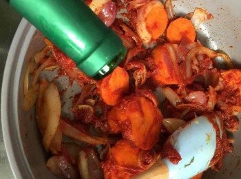 step5: 然後倒入白酒，大火煮半分鐘