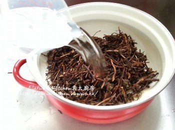 step1: 涼粉草放入大碗內沖洗乾淨及隔去水份 , 放入煲內加入2400ml水