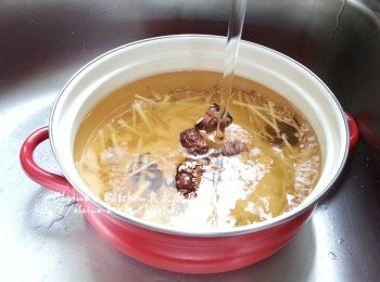 step5: 再加入生薏米及適量水 , 用中火煲滾