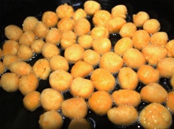 step5: 準備一個鍋，下花生油燒至油滾，下粉糰炸至金黃