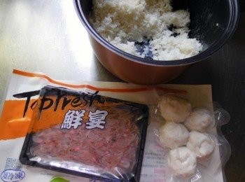 step1: 備好<span class="group_1">食材</span>，將櫻花蝦瀝乾水份、花枝丸切片備用。