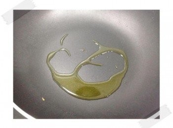 step2: 倒一些油在平底鍋裡~~熱一下鍋!!