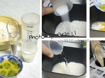 step1: 首先在麵包機容器中安裝麵包用葉片
將麵粉、糖、鹽放進麵包機容器中
再倒進橄欖油、最後倒下水
酵母粉置於麵包機的酵母容器中
選擇模式為 Mode15 《披薩麵糰》模式
讓機器跑完全程，約 45 分鐘左右。