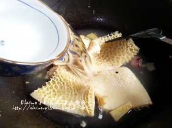 step6: 加入金錢肚(原塊) , 贊少許酒炒香 , 加入雞湯及5碗份量水拌勻