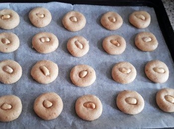 step5: 放半粒花生在上，輕輕壓一壓，再在表面塗上蛋黃液