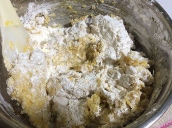 step4: 把過篩粉類加入，用橡皮刮力從盆底刮起拌勻