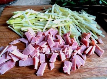 step2: 韭黃切段 , 火腿切細片 , 韭黃沖洗乾淨及瀝乾