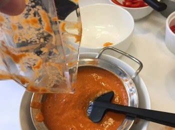 step8: 蝦湯倒出，用隔篩隔渣，保留湯汁。