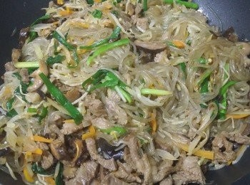 step7: 加韓式粉絲，冬菇絲及牛肉，炒勻，試味，可再加牛骨汁及少少水至夠味，上碟後，加蛋絲及灑上芝麻!