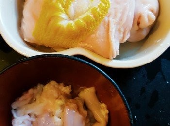 step1: 豬肚剪去外表及裡面油脂(碗內的便是), 翻轉面便會發現有好多如圖的黃色物,然後把豬肚放在盆中，加鹽醋擦掉那黃色物